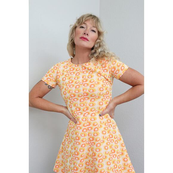 1960's Vintage Marigold Floral Mini Dress ~ Women's XS SM 70's Retro Mod Short - Picture 9 of 10